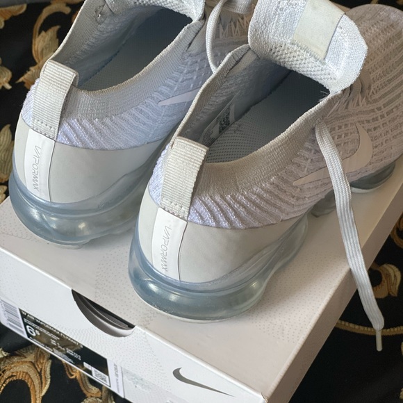 Women’s Nike AirVaporMax flynits - Picture 2 of 8